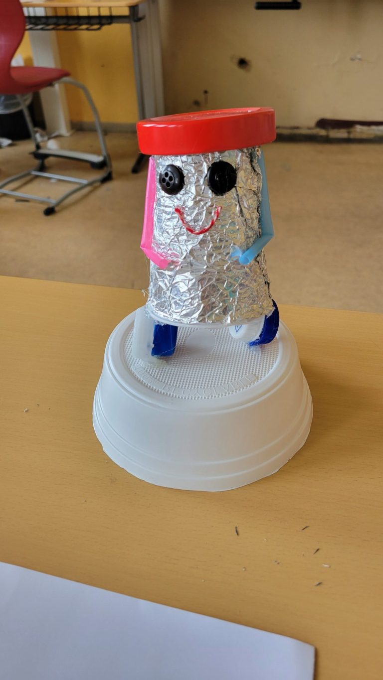 Kunst mit Recycling- Material: Kleine Roboter Kl. 4