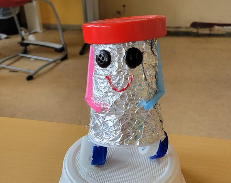 Kunst mit Recycling- Material: Kleine Roboter Kl. 4