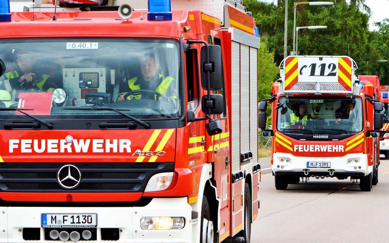 fire truck fire fighters vehicles 2494545
