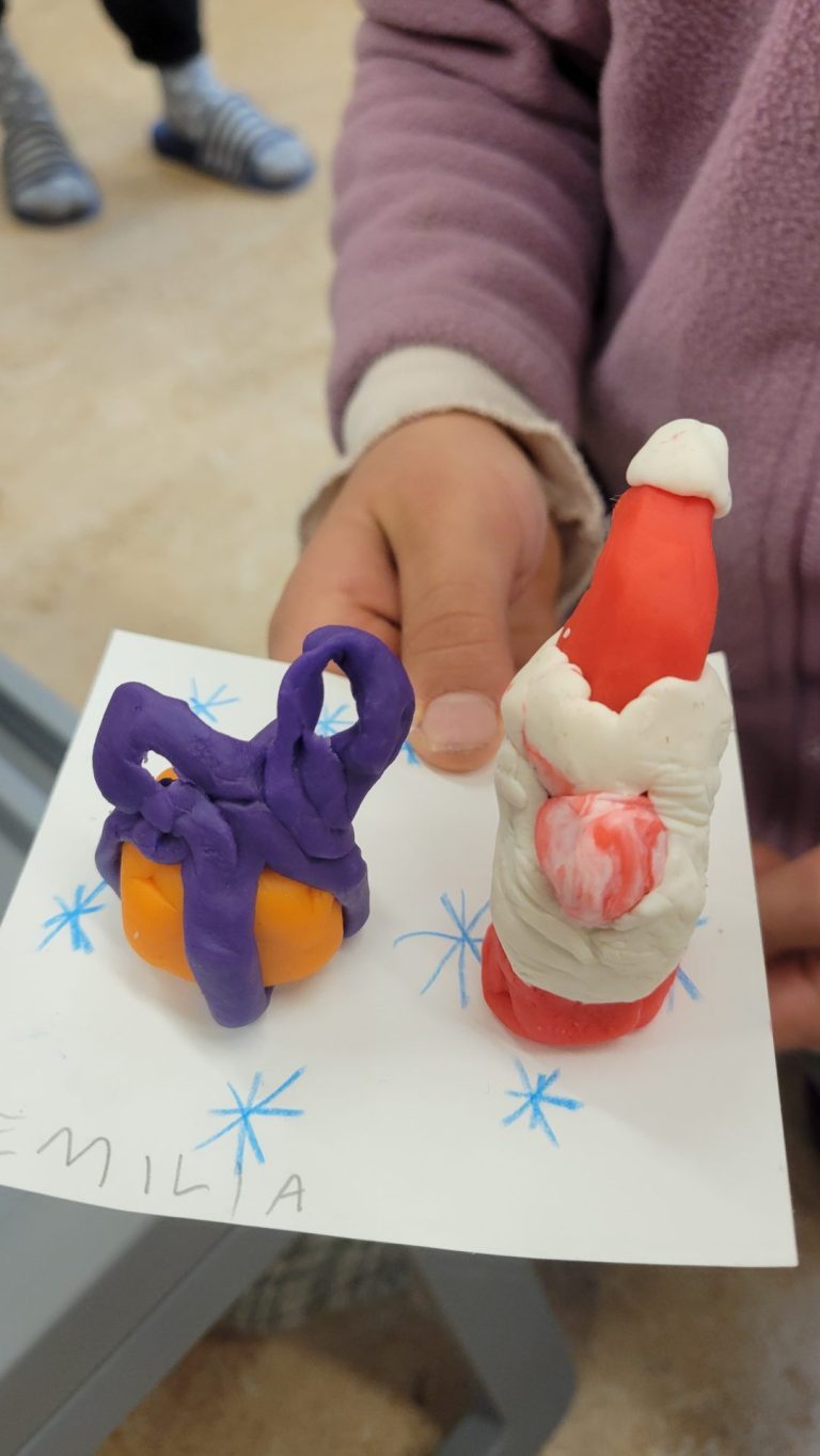 Wichtel mit Geschenk, Knete Klasse 1